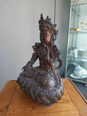 Feine Bronze des Guanyin auf einem Lotos sitzend dargestellt - фото 5