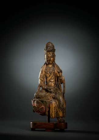 Feine und seltene Holzfigur des Guanyin auf einem Lotos mit Vergoldung und Resten von Fassung - Foto 1
