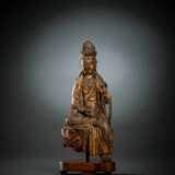 Feine und seltene Holzfigur des Guanyin auf einem Lotos mit Vergoldung und Resten von Fassung - Foto 2