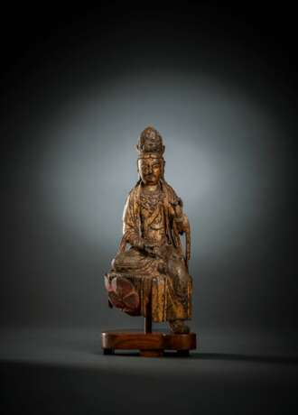 Feine und seltene Holzfigur des Guanyin auf einem Lotos mit Vergoldung und Resten von Fassung - photo 2