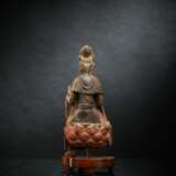 Feine und seltene Holzfigur des Guanyin auf einem Lotos mit Vergoldung und Resten von Fassung - photo 3