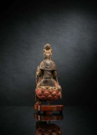 Feine und seltene Holzfigur des Guanyin auf einem Lotos mit Vergoldung und Resten von Fassung - Foto 3