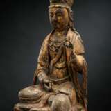 Feine und seltene Holzfigur des Guanyin auf einem Lotos mit Vergoldung und Resten von Fassung - Foto 4