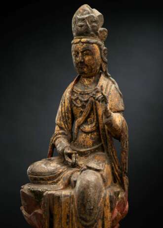Feine und seltene Holzfigur des Guanyin auf einem Lotos mit Vergoldung und Resten von Fassung - photo 4