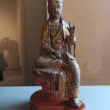 Feine und seltene Holzfigur des Guanyin auf einem Lotos mit Vergoldung und Resten von Fassung - photo 5