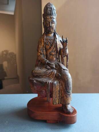 Feine und seltene Holzfigur des Guanyin auf einem Lotos mit Vergoldung und Resten von Fassung - Foto 5