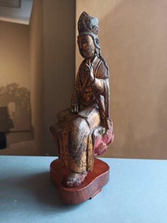 Feine und seltene Holzfigur des Guanyin auf einem Lotos mit Vergoldung und Resten von Fassung - photo 8