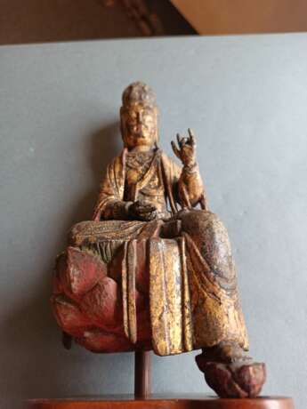 Feine und seltene Holzfigur des Guanyin auf einem Lotos mit Vergoldung und Resten von Fassung - photo 9