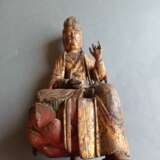 Feine und seltene Holzfigur des Guanyin auf einem Lotos mit Vergoldung und Resten von Fassung - photo 9