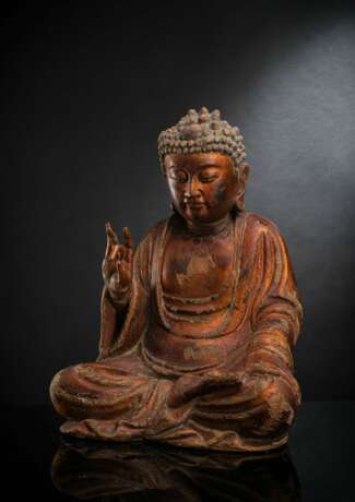 Buddha Shakyamuni aus Holz mit Lackauflage und Vergoldung - фото 1