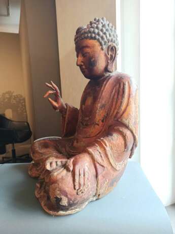 Buddha Shakyamuni aus Holz mit Lackauflage und Vergoldung - фото 8