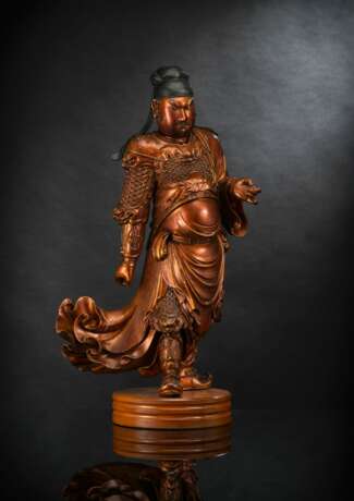Feine Wächterfigur, wohl Guan Ping aus Holz mit Goldlackdekor - Foto 1