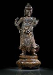 Große und seltene Figur des Skanda mit Lackauflage und Vergoldung auf geschnitztem Stand aus Holz
