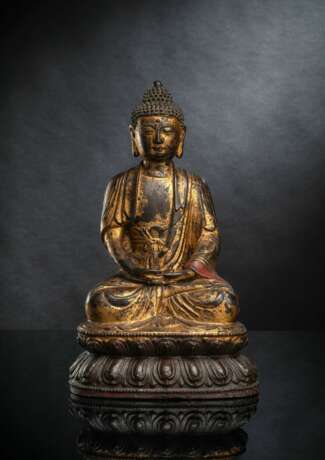 Große partiell vergoldete Bronze des Buddha Shakayamuni auf einem Lotos mit Resten von Farbfassung - Foto 1