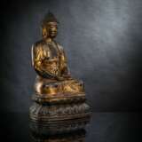 Große partiell vergoldete Bronze des Buddha Shakayamuni auf einem Lotos mit Resten von Farbfassung - фото 2