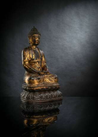 Große partiell vergoldete Bronze des Buddha Shakayamuni auf einem Lotos mit Resten von Farbfassung - photo 2