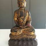Große partiell vergoldete Bronze des Buddha Shakayamuni auf einem Lotos mit Resten von Farbfassung - фото 5
