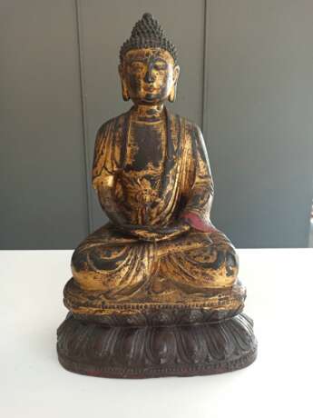 Große partiell vergoldete Bronze des Buddha Shakayamuni auf einem Lotos mit Resten von Farbfassung - photo 5