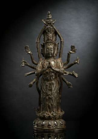 Seltene Bronze des Guanyin mit zwölf Armen stehend auf einem Lotos dargestellt - Foto 1