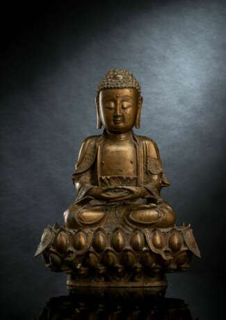 Große Bronze des Buddha Shakyamuni auf einem Lotossockel mit großflächig erhaltener Lackvergoldung - Foto 1