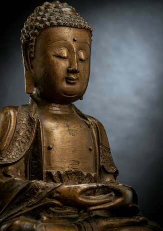 Große Bronze des Buddha Shakyamuni auf einem Lotossockel mit großflächig erhaltener Lackvergoldung - фото 2