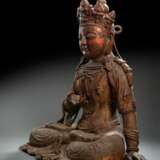 Große Holzfigur eines sitzenden Bodhisattva mit Resten von Lackauflage und Vergoldung - Foto 2