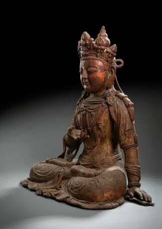 Große Holzfigur eines sitzenden Bodhisattva mit Resten von Lackauflage und Vergoldung - photo 2