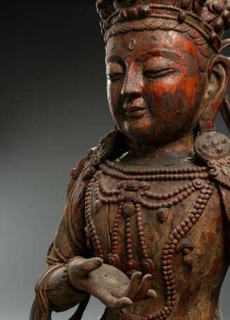 Große Holzfigur eines sitzenden Bodhisattva mit Resten von Lackauflage und Vergoldung - Foto 3