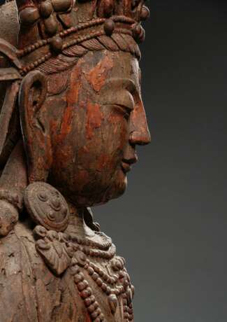 Große Holzfigur eines sitzenden Bodhisattva mit Resten von Lackauflage und Vergoldung - photo 4
