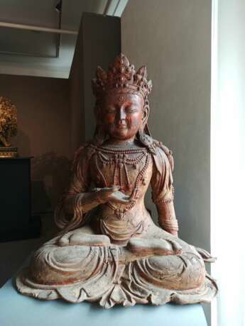 Große Holzfigur eines sitzenden Bodhisattva mit Resten von Lackauflage und Vergoldung - фото 5
