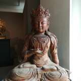 Große Holzfigur eines sitzenden Bodhisattva mit Resten von Lackauflage und Vergoldung - Foto 5