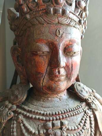 Große Holzfigur eines sitzenden Bodhisattva mit Resten von Lackauflage und Vergoldung - photo 9