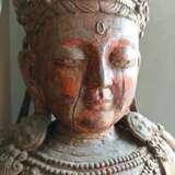Große Holzfigur eines sitzenden Bodhisattva mit Resten von Lackauflage und Vergoldung - photo 9