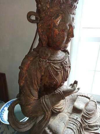 Große Holzfigur eines sitzenden Bodhisattva mit Resten von Lackauflage und Vergoldung - Foto 10