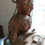 Große Holzfigur eines sitzenden Bodhisattva mit Resten von Lackauflage und Vergoldung - Foto 10