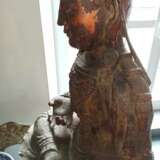 Große Holzfigur eines sitzenden Bodhisattva mit Resten von Lackauflage und Vergoldung - Foto 12