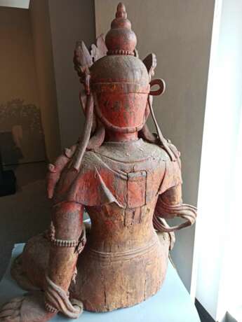 Große Holzfigur eines sitzenden Bodhisattva mit Resten von Lackauflage und Vergoldung - photo 13