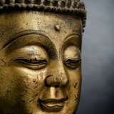 Großer feuervergoldeter Kopf des Buddha aus Bronze auf einem Holzstand - photo 3