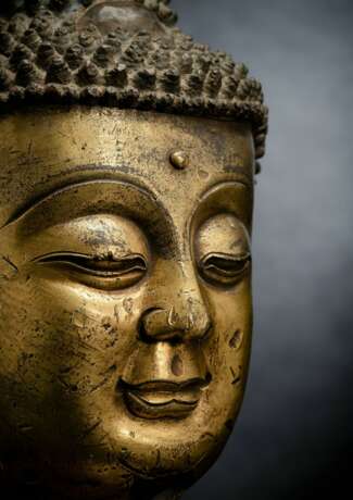 Großer feuervergoldeter Kopf des Buddha aus Bronze auf einem Holzstand - Foto 3