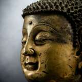 Großer feuervergoldeter Kopf des Buddha aus Bronze auf einem Holzstand - Foto 4