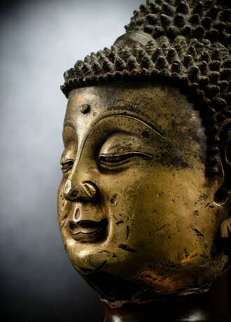 Großer feuervergoldeter Kopf des Buddha aus Bronze auf einem Holzstand - фото 4