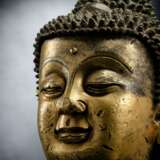 Großer feuervergoldeter Kopf des Buddha aus Bronze auf einem Holzstand - фото 5