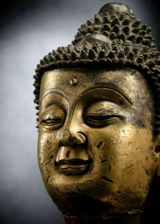 Großer feuervergoldeter Kopf des Buddha aus Bronze auf einem Holzstand - Foto 5