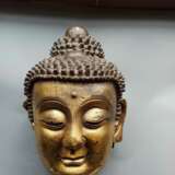 Großer feuervergoldeter Kopf des Buddha aus Bronze auf einem Holzstand - Foto 6