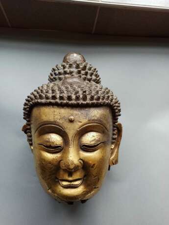 Großer feuervergoldeter Kopf des Buddha aus Bronze auf einem Holzstand - photo 6