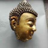 Großer feuervergoldeter Kopf des Buddha aus Bronze auf einem Holzstand - Foto 7