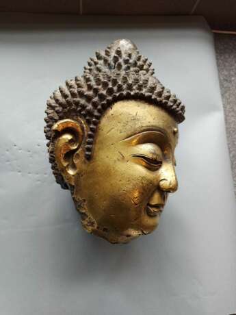 Großer feuervergoldeter Kopf des Buddha aus Bronze auf einem Holzstand - photo 7