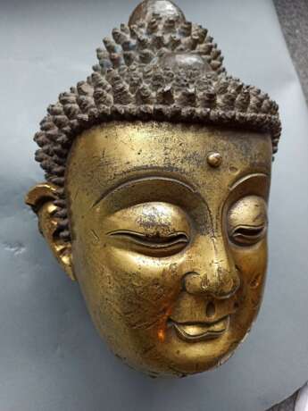 Großer feuervergoldeter Kopf des Buddha aus Bronze auf einem Holzstand - Foto 11