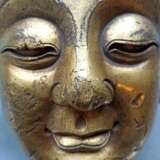 Großer feuervergoldeter Kopf des Buddha aus Bronze auf einem Holzstand - Foto 12