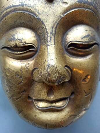 Großer feuervergoldeter Kopf des Buddha aus Bronze auf einem Holzstand - фото 12